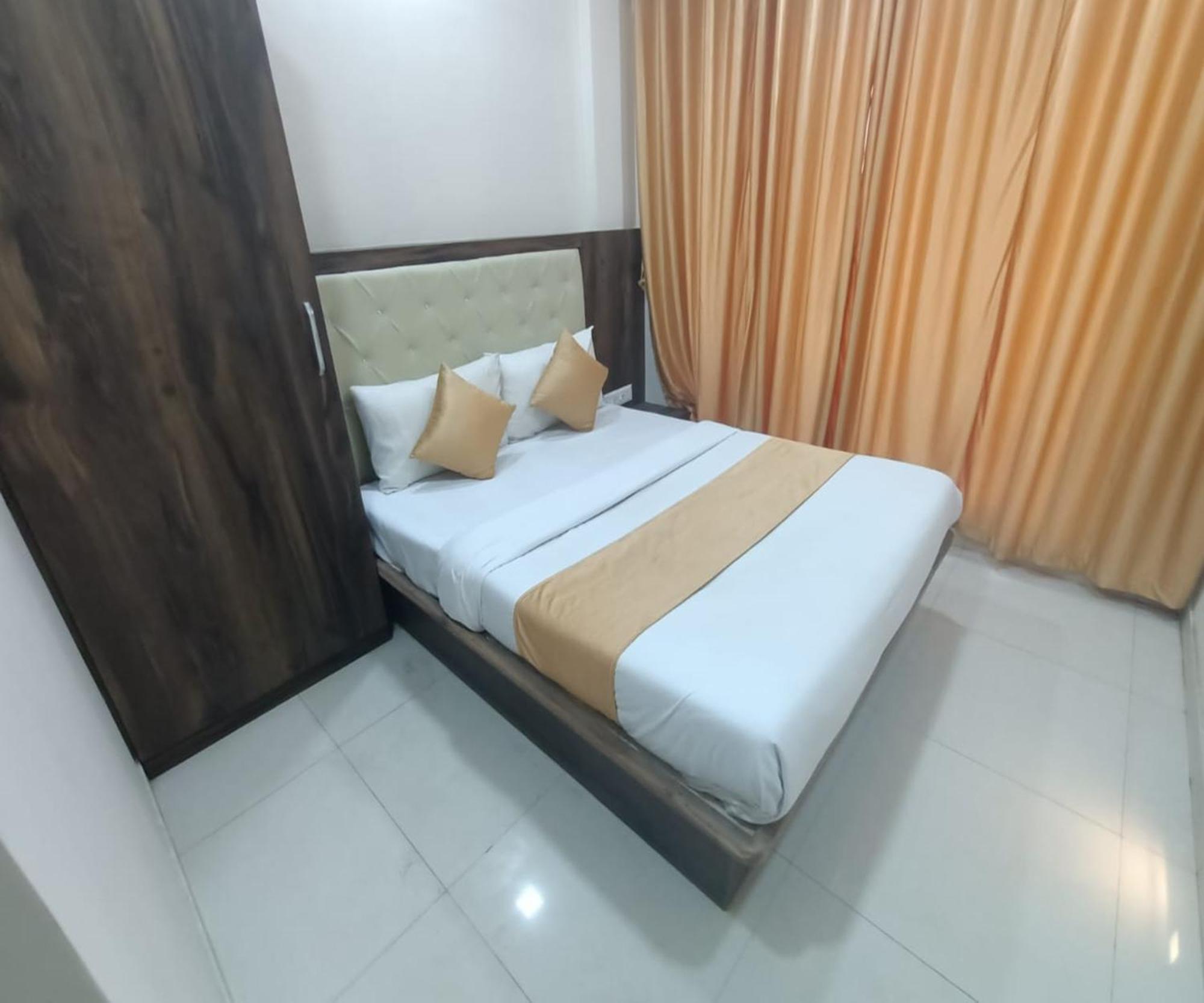 Hotel Om Sai Navi Mumbai Bagian luar foto
