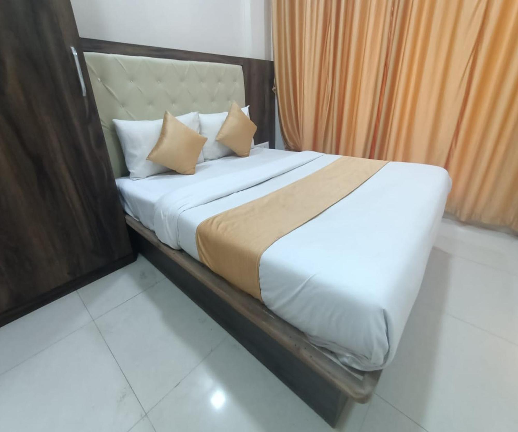 Hotel Om Sai Navi Mumbai Bagian luar foto