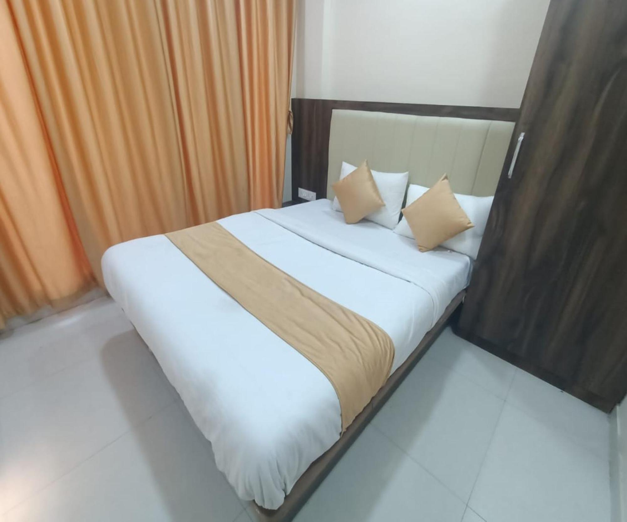 Hotel Om Sai Navi Mumbai Bagian luar foto