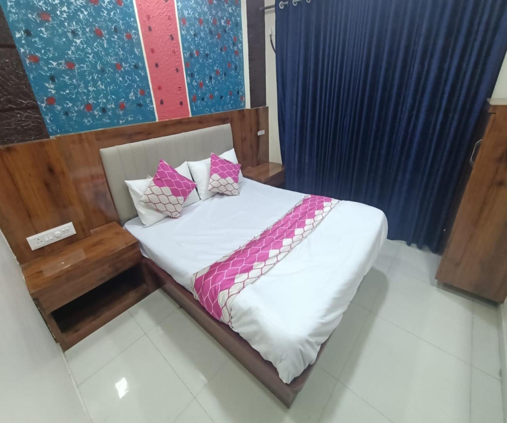 Hotel Om Sai Navi Mumbai Bagian luar foto
