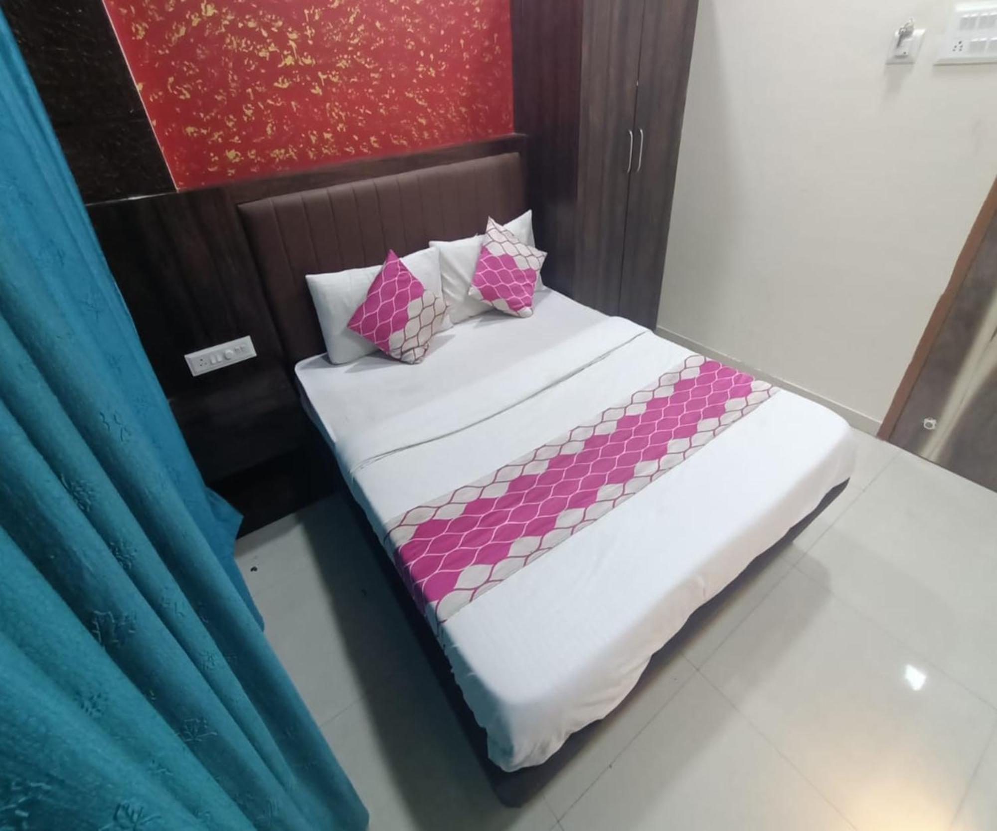 Hotel Om Sai Navi Mumbai Bagian luar foto