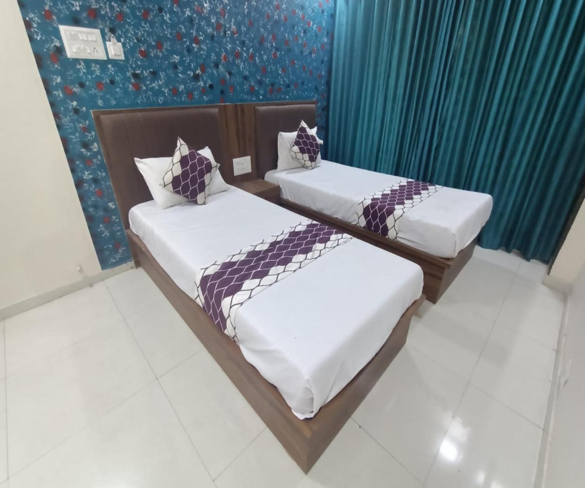 Hotel Om Sai Navi Mumbai Bagian luar foto