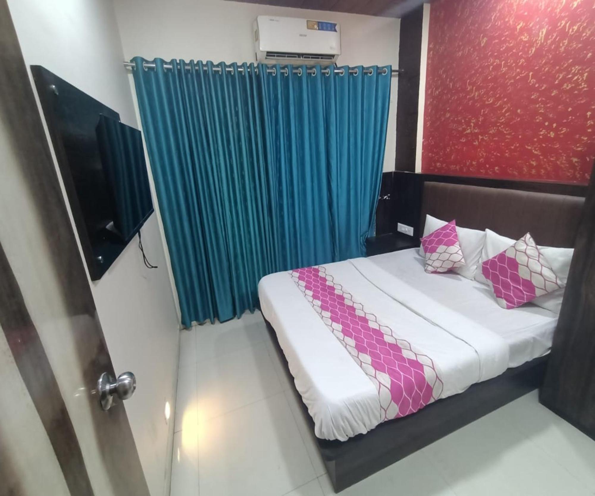 Hotel Om Sai Navi Mumbai Bagian luar foto